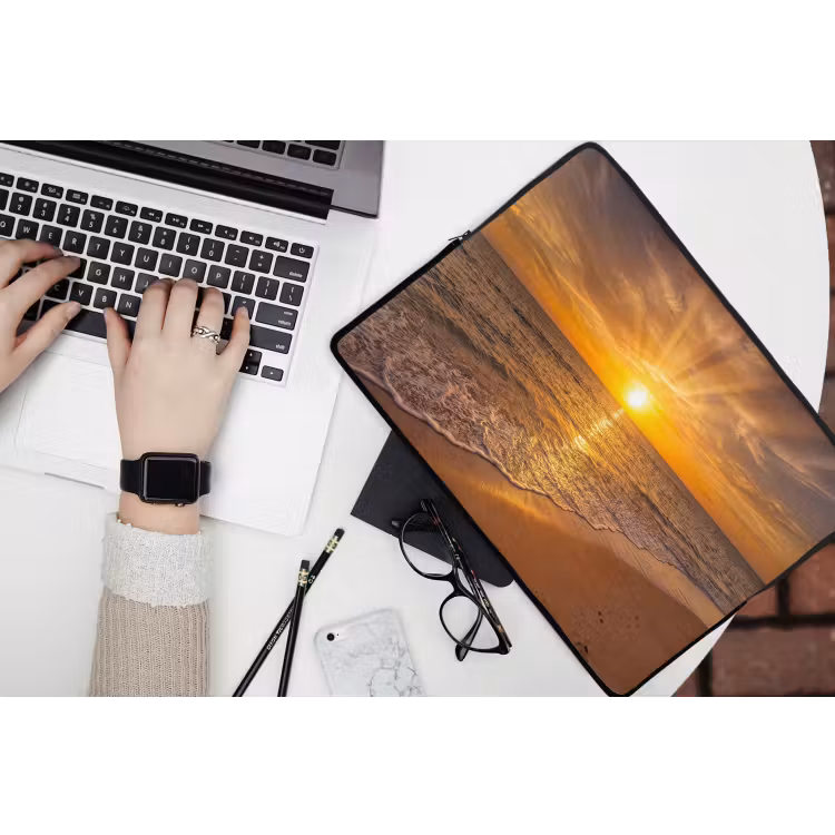 Zee - Zonsondergang - Golven - Kust - Oranje laptophoes neopreen klein -bureau