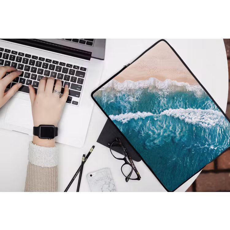 Zee - Strand - Golven - Natuur - Blauw laptophoes neopreen klein -bureau