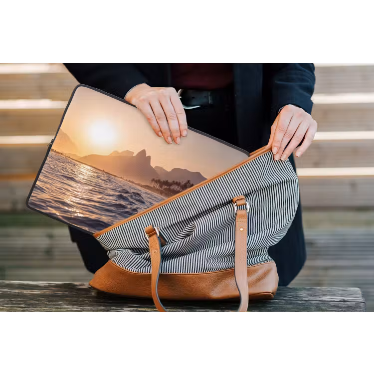 Zee - Golven - Zonsondergang - Kust - Goud laptophoes neopreen klein -tas