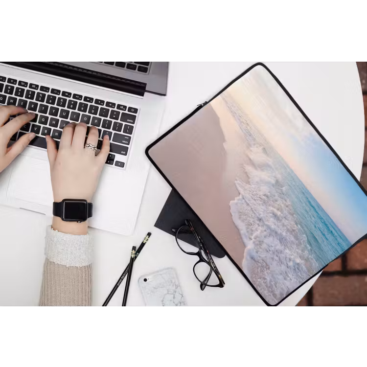 Zee - Golven - Strand - Natuur - Wit laptophoes neopreen klein -bureau