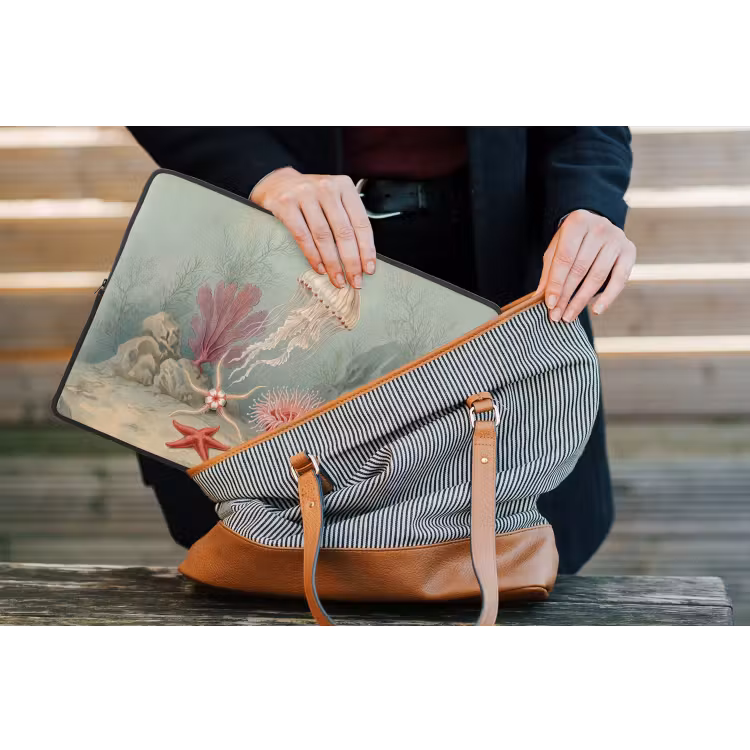 Zeeleven - Kwal - Onderwater - Illustratie - Beige laptophoes neopreen klein -tas