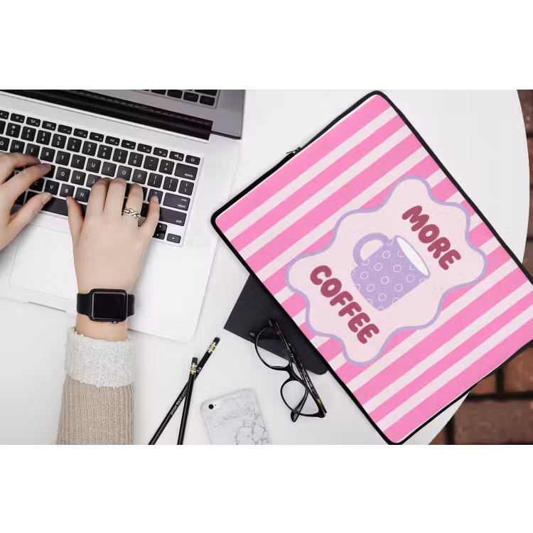 More coffee - Roze - Paars - Strepen - Mok laptophoes neopreen klein -bureau