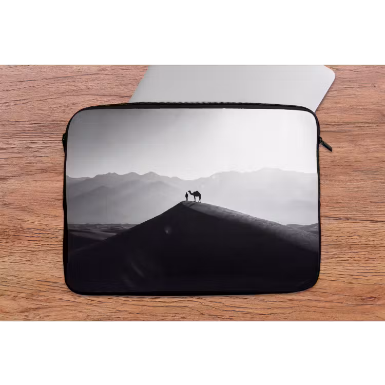 Mens - Kameel - Zandduin - Natuur - Monochroom laptophoes neopreen klein -tafel