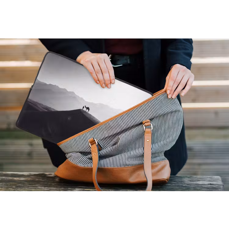 Mens - Kameel - Zandduin - Natuur - Monochroom laptophoes neopreen klein -tas
