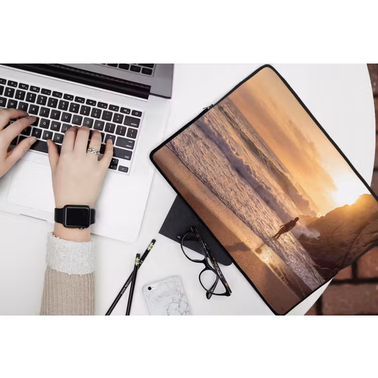 Mensen - Oceaan - Zonsondergang - Kust - Goud laptophoes neopreen klein -bureau