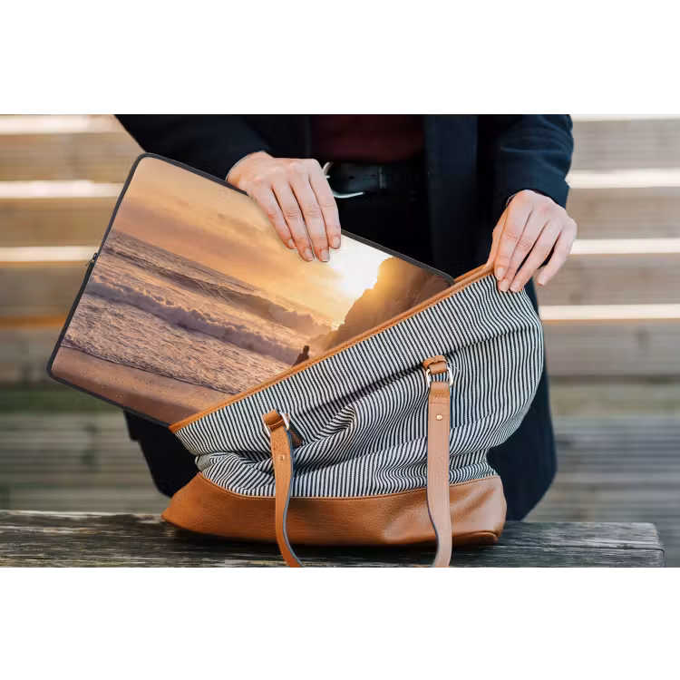 Mensen - Oceaan - Zonsondergang - Kust - Goud laptophoes neopreen klein -tas