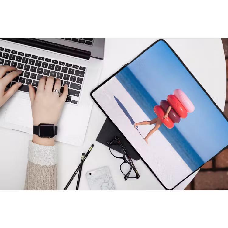Mensen - Strand - Zomer - Recreatie - Kleurrijk laptophoes neopreen klein -bureau