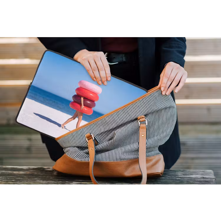 Mensen - Strand - Zomer - Recreatie - Kleurrijk laptophoes neopreen klein -tas