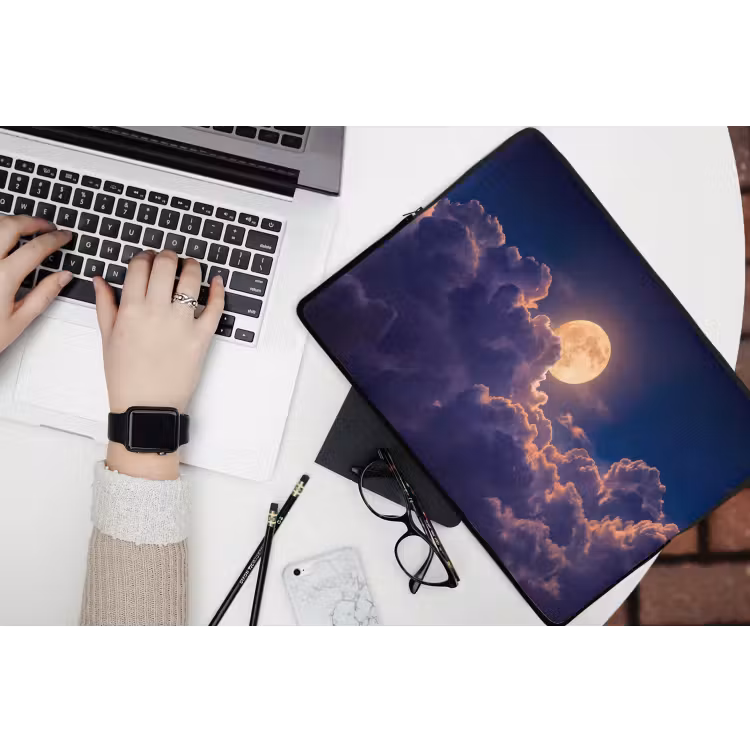 Maan - Wolken - Nacht - Oranje laptophoes neopreen klein -bureau