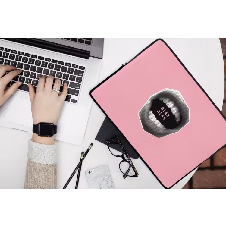 Mond - BLAH BLAH - Roze laptophoes neopreen klein -bureau