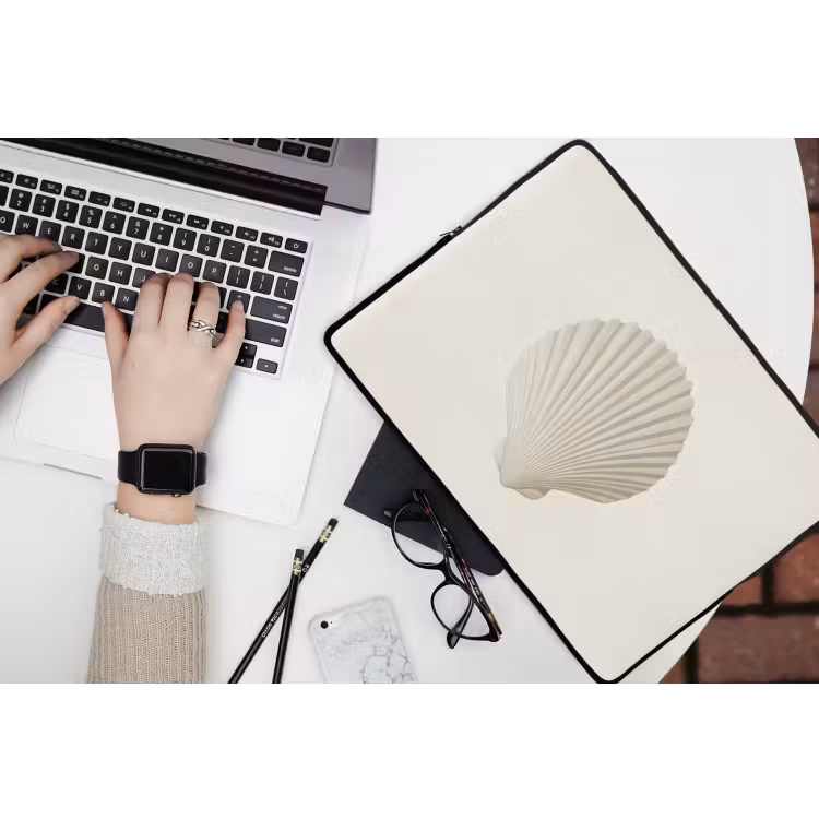 Schelp - Minimalistisch - Wit laptophoes neopreen klein -bureau