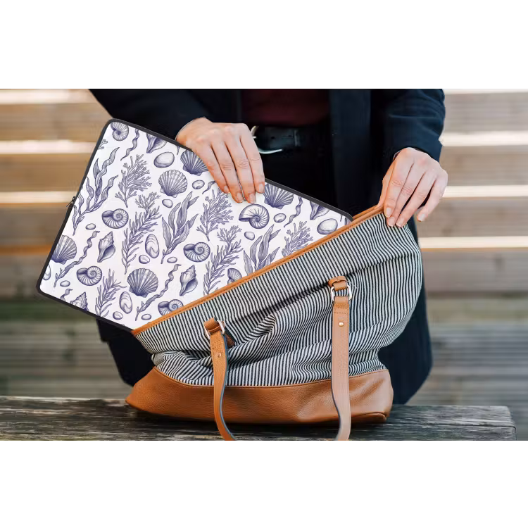 Schelpen - Zeewier - Oceaan - Illustratie - Blauw laptophoes neopreen klein -tas