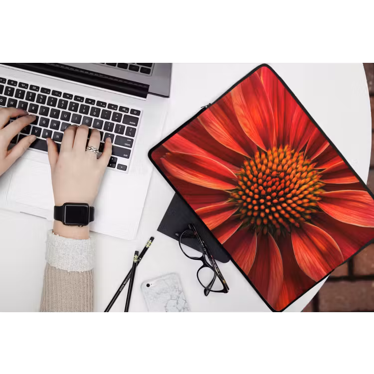 Close up - Bloem- Rood laptophoes neopreen klein -bureau