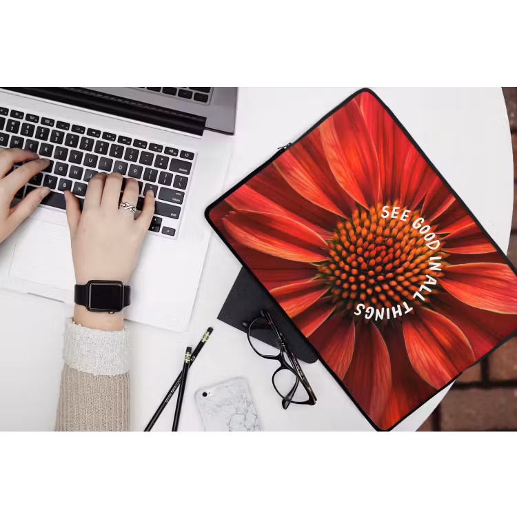 Close up - Bloem - Quote - Rood laptophoes neopreen klein -bureau