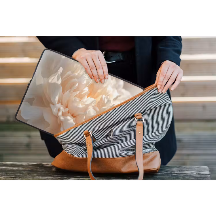 Close up - Pioenroos - Lichtroze laptophoes neopreen klein -tas
