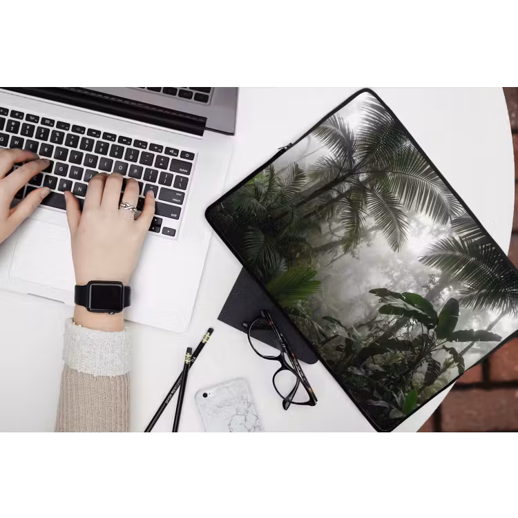 Natuur - Jungle - Mist - Groen - Bladeren laptophoes neopreen klein -bureau