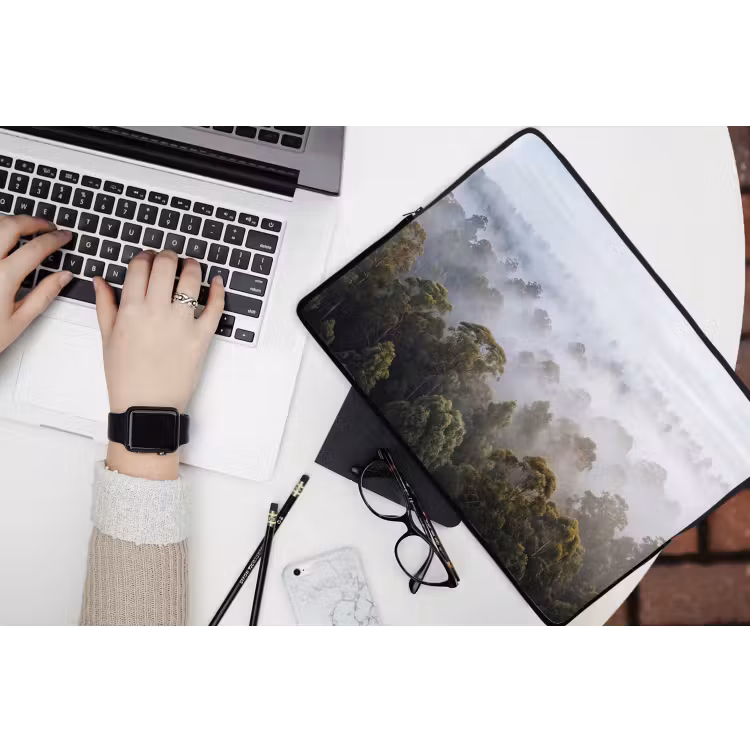 Natuur - Mist - Bos - Ochtend - Goud laptophoes neopreen klein -bureau