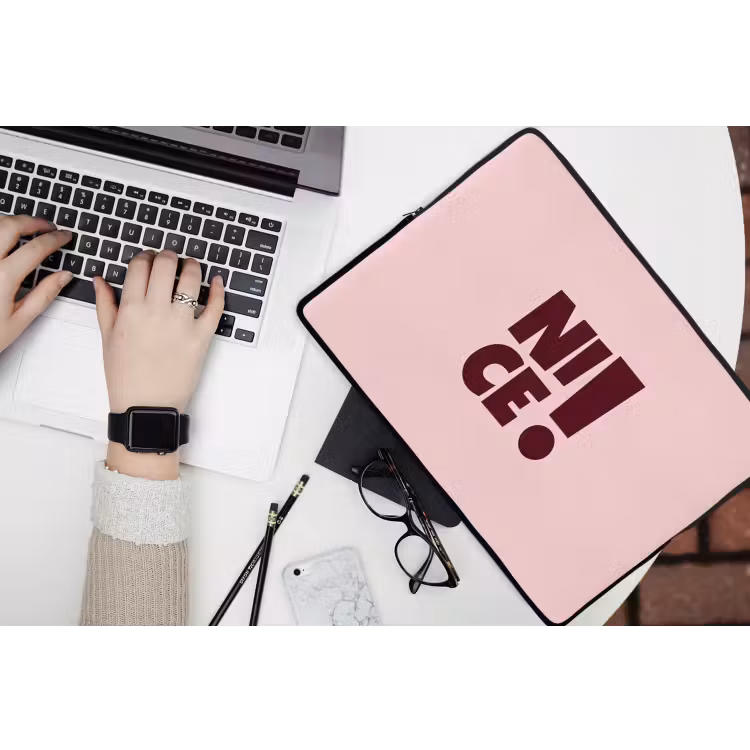 Nice - Uitroepteken - Roze laptophoes neopreen klein -bureau