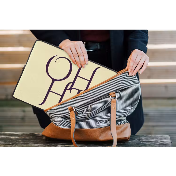 Oh hi - Geel - Monogram laptophoes neopreen klein -tas