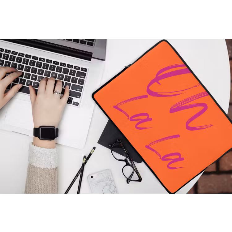 Oh la la - Oranje - Roze - Grafisch laptophoes neopreen klein -bureau