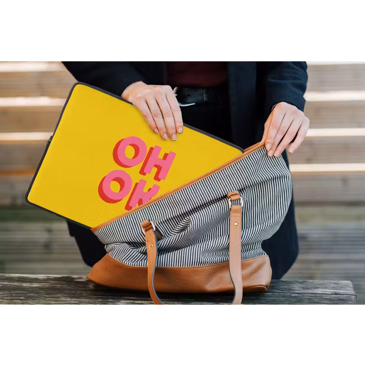 Oh ok - 3D - Geel - Roze laptophoes neopreen klein -tas