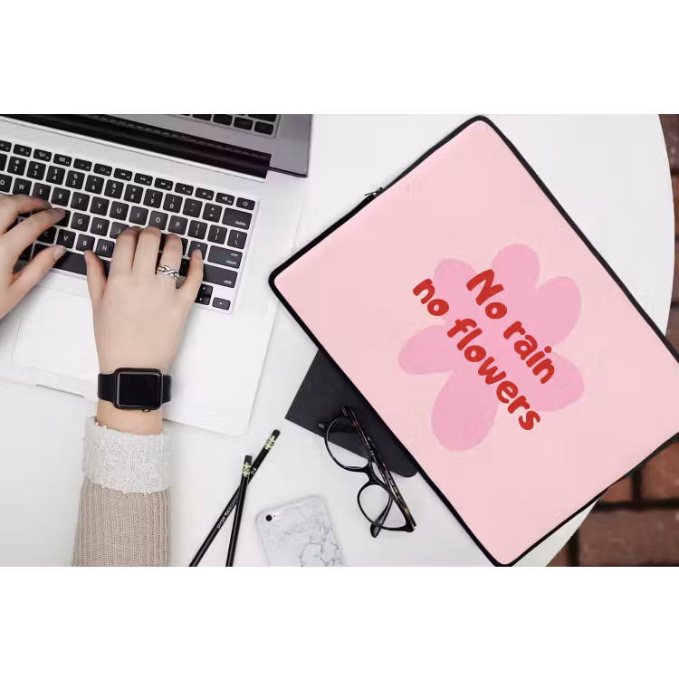 No rain no flowers - Bloem - Roze laptophoes neopreen klein -bureau
