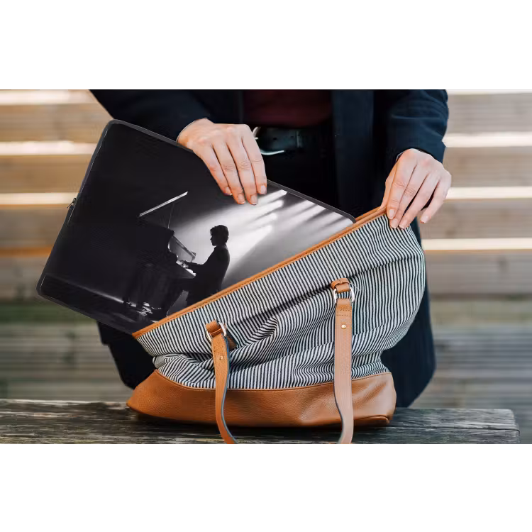 Persoon - Piano - Muziek - Zwart-wit - Podium laptophoes neopreen klein -tas