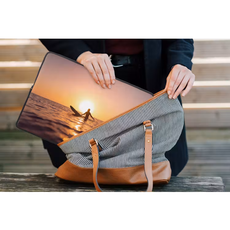 Persoon - Surfen - Zonsondergang - Zee - Oranje laptophoes neopreen klein -tas