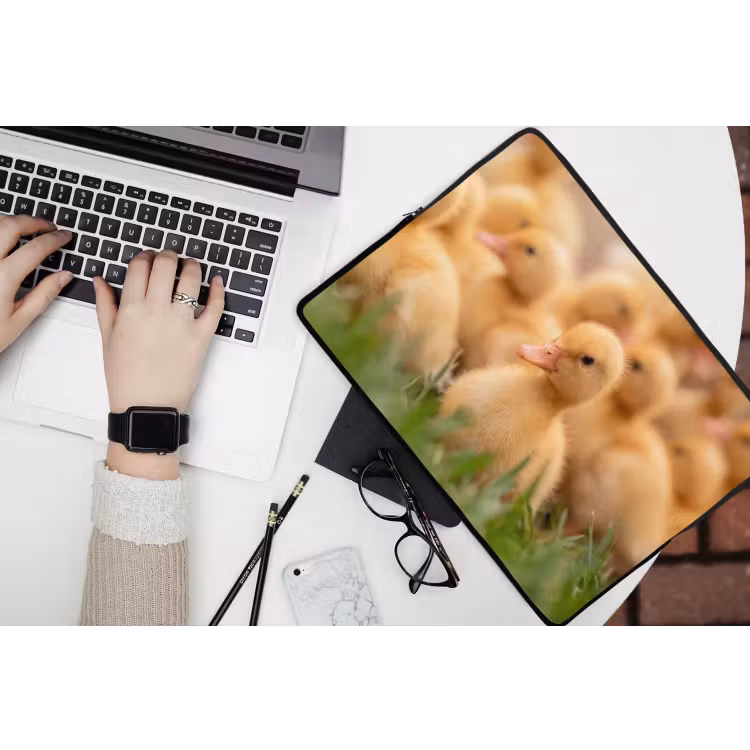 Pijltje - Eend - Natuur - Geel laptophoes neopreen klein -bureau