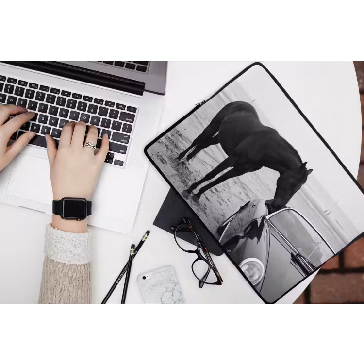 Paard - Auto - Zwart - Wit laptophoes neopreen klein -bureau