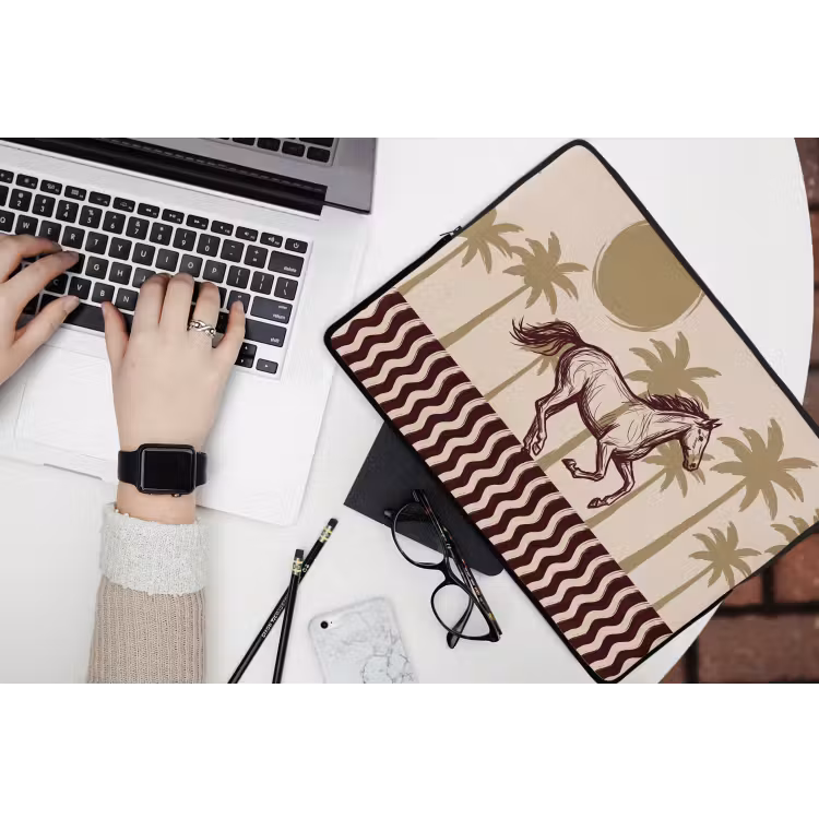 Paard - Galopperend - Woestijn - Illustratie laptophoes neopreen klein -bureau