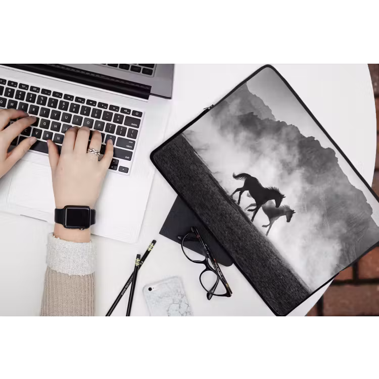 Paard - Ren - Stof - Zwart-wit - Dieren laptophoes neopreen klein -bureau