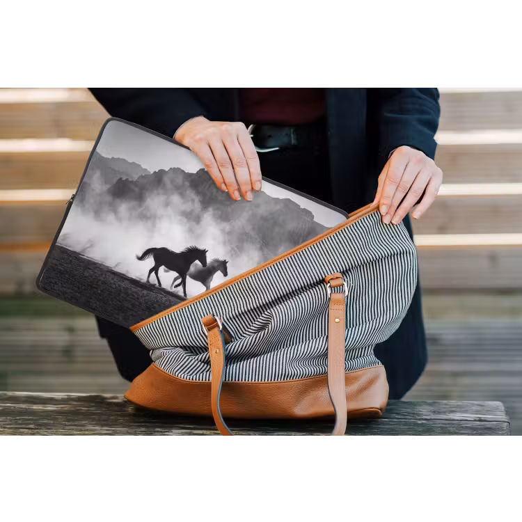 Paard - Ren - Stof - Zwart-wit - Dieren laptophoes neopreen klein -tas