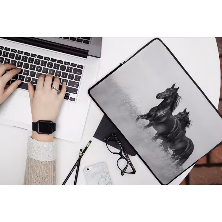Paarden - Gras - Zwart - Wit laptophoes neopreen klein -bureau