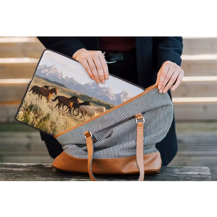 Paarden - Kudde - Bergen - Vrijheid - Wild laptophoes neopreen klein -tas