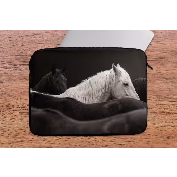 Paarden - Zwart - Wit - Kudde laptophoes neopreen klein -tafel