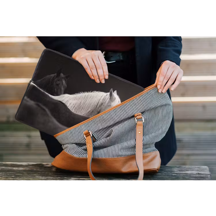 Paarden - Zwart - Wit - Kudde laptophoes neopreen klein -tas