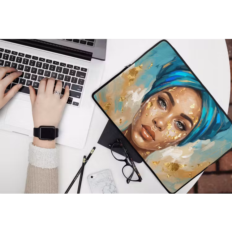 Portret - Vrouw - Schilderij - Blauw - Goud - Expressief laptophoes neopreen klein -bureau