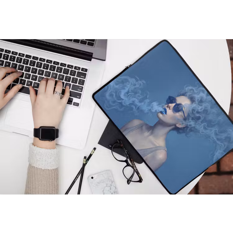 Portret - Zonnebril - Rook - Abstract - Blauw laptophoes neopreen klein -bureau