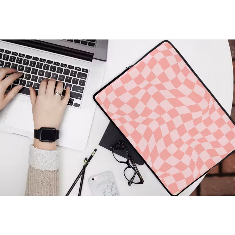 Hokjes patroon - Roze - Golvende lijnen laptophoes neopreen klein -bureau