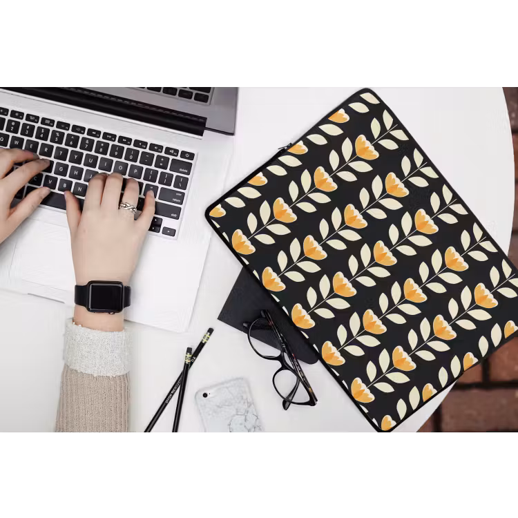 Retro - Bloem - Zwart - Okergeel laptophoes neopreen klein 279 -bureau