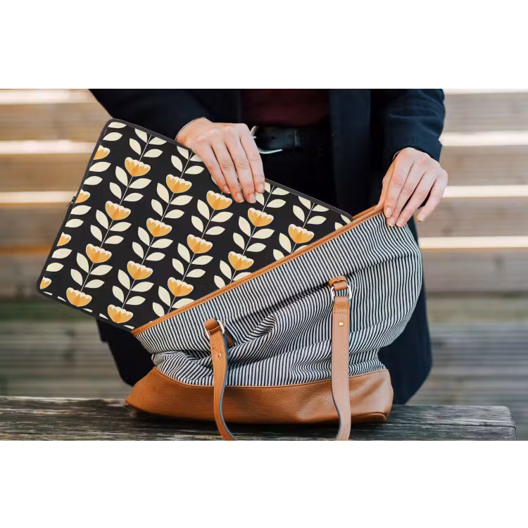 Retro - Bloem - Zwart - Okergeel laptophoes neopreen klein 279 -tas