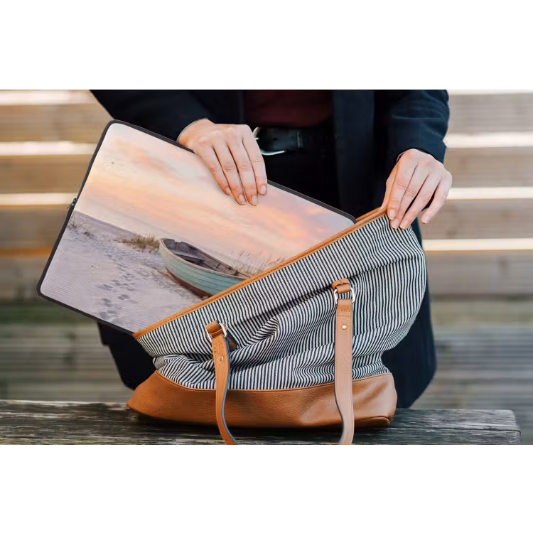 Rustiek - Roeiboot - Zandstrand laptophoes neopreen klein -tas