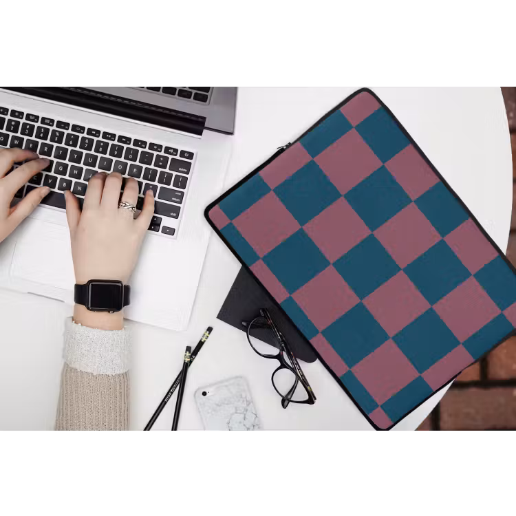 Schaakbord print - Blauw - Rood - Blokjes laptophoes neopreen klein -bureau