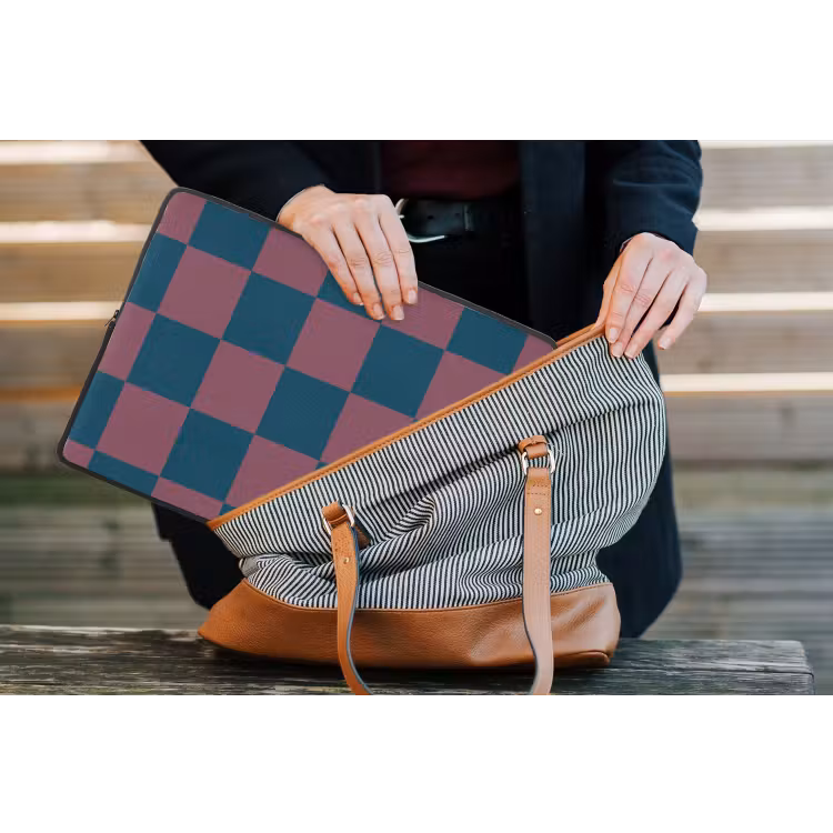 Schaakbord print - Blauw - Rood - Blokjes laptophoes neopreen klein -tas