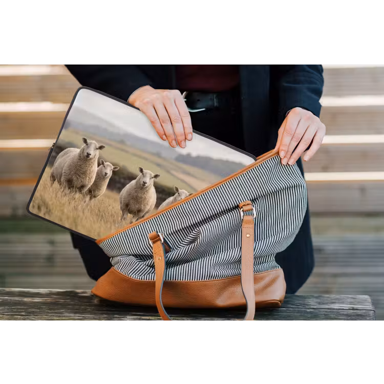 Schapen - Weidenlandschap - Heuvels laptophoes neopreen klein -tas