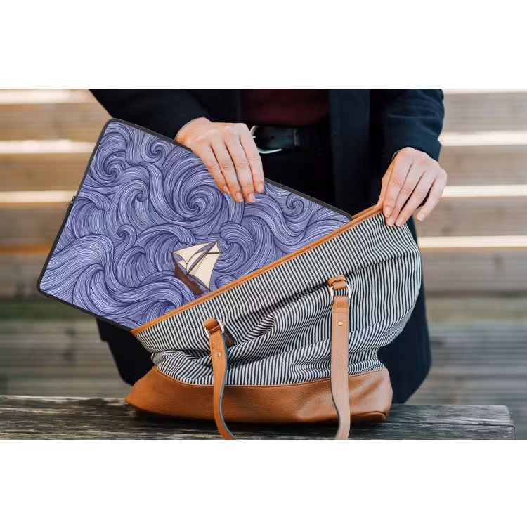 Schip - Golven - Zee - Illustratie - Blauw laptophoes neopreen klein -tas