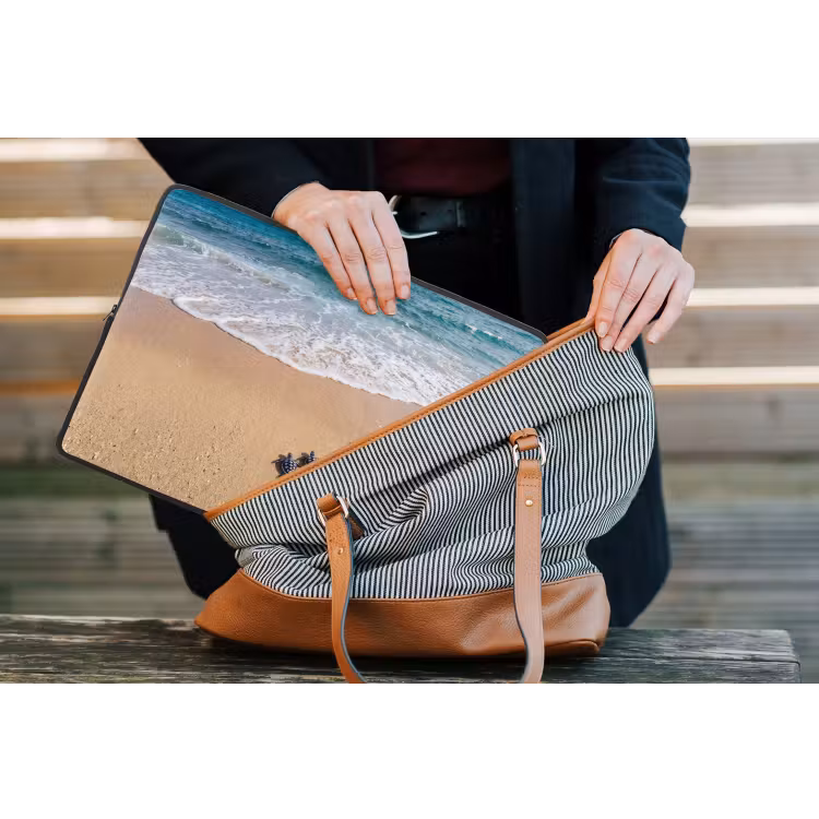 Schildpad - Jong - Strand - Oceaan - Blauw laptophoes neopreen klein -tas