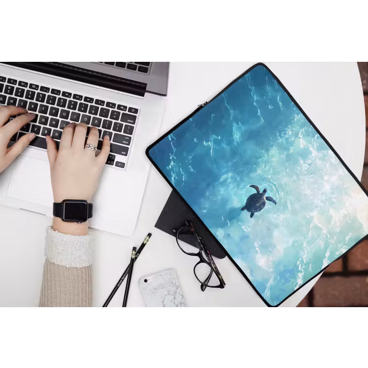 Schildpad - Zee - Blauw - Schittering laptophoes neopreen klein -bureau
