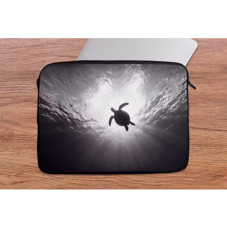 Schildpad - Onderwater - Lichtstralen - Oceaan - Zwart-wit laptophoes neopreen klein -tafel